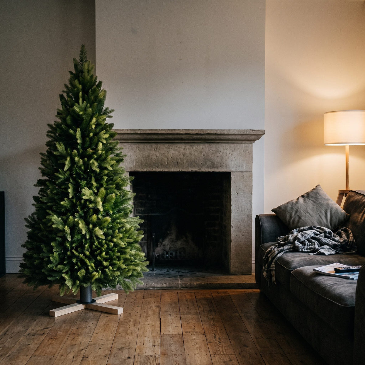 Sapin artificiel réaliste de 180 cm décoré devant une cheminée Image